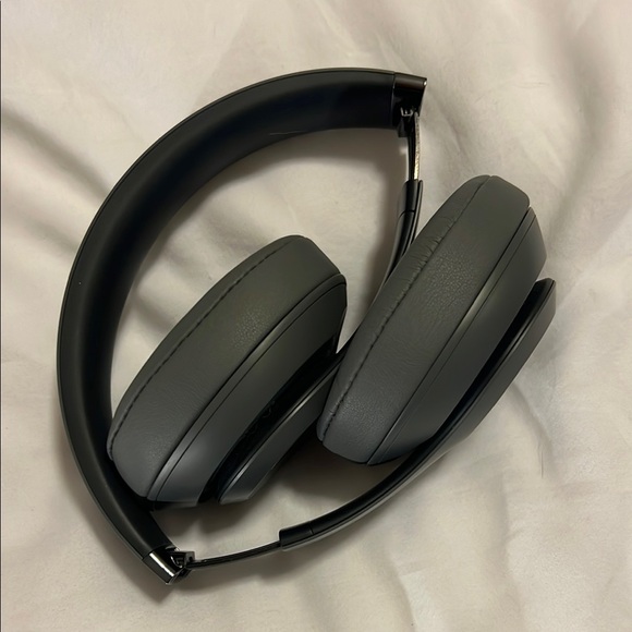 Beats by Dre Studio3 Over-Ear Headphones - Gray - Picture 7 of 9